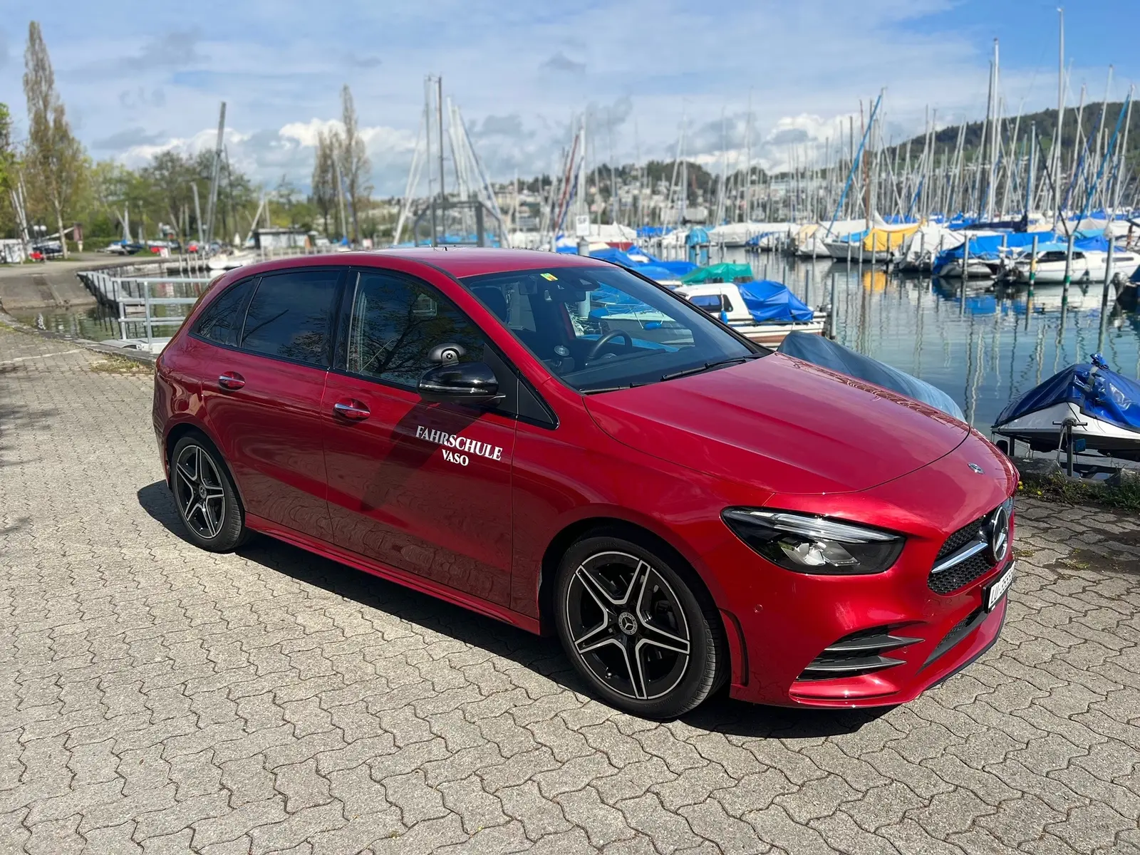 Fahrschulauto Mercedes-Benz B-Klasse von vorne